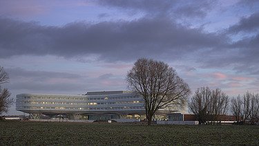 Evening photo of AZ Zeno in Knokke.