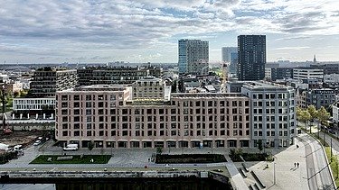 Foto van Cadix A5, een grootschalig wooncomplex aan de Kattendijkdok in Antwerpen.
