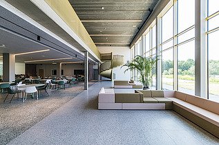 Foto van de centrale inkomhal in Bio-Incubator, gelegen in het Arenbergpark in Heverlee.