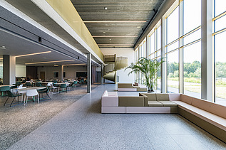 Photo du hall d'entrée central du Bio-Incubator, situé dans le parc Arenberg à Heverlee.