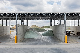 Photo d'un hangar sur le nouveau site de GRL Glass Recycling & Logistics à Paal-Beringen.