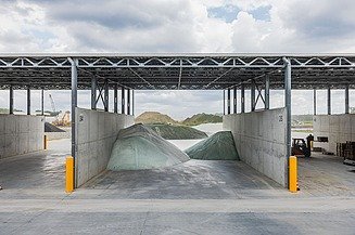 Photo d'un hangar sur le nouveau site de GRL Glass Recycling & Logistics à Paal-Beringen.