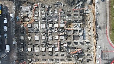 Dronebeeld van de fundamenten voor het in aanbouw zijnde productiegebouw voor Takeda in Lessines.