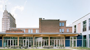 Foto van de tuin en het reftergebouw in het nieuwe Regiokantoor voor Politie Antwerpen aan de Lange Gasthuisstraat in Antwerpen. 