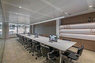 Foto van de high-end vergaderruimte van AT60 - WKÖ, de Oostenrijkse Kamer van koophandel in Brussel.