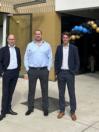 Photo de la direction et de l’équipe de projet de STRABAG Belgium lors de l’ouverture officielle de Focus Noord, un nouveau campus éducatif de l’Enseignement communal d’Anvers à Deurne-Nord.