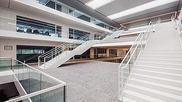Foto van de centrale grote trappen in T2 Campus in Thor Park in Genk.