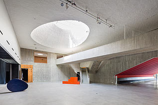 Photo du foyer du Leietheater à Deinze, avec un puits de lumière conçu par l'architecte.