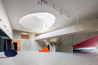 Photo of the foyer of the Leietheater in Deinze, featuring an architecturally designed skylight.