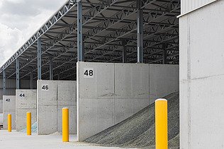 Foto van een hangar op de nieuwe GRL Glass Recycling and Logistics site in Beringen.