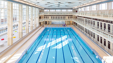 Photo à l'intérieur de la piscine moderniste Neptunium à Bruxelles-Schaarbeek ;