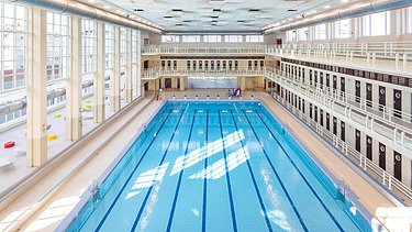 Photo à l'intérieur de la piscine moderniste Neptunium à Bruxelles-Schaarbeek ;