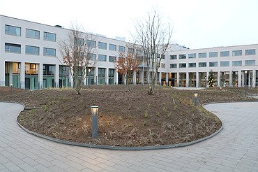 WZC De Reiger Temse Foto van de voorgevel en het centrale plein voor het nieuwe WZC De Reiger in Temse.