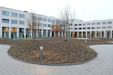 Photo of the façade and central square in front of the new RCF De Reiger in Temse.