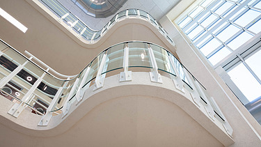 Detailfoto aan de binnenzijde van het modernistische zwembad Neptunium in Brussel-Schaarbeek;