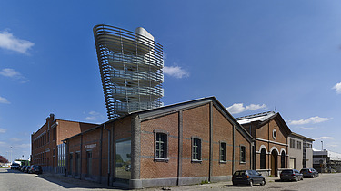 Photo du musée Red Star Line, dont la tour d'observation ressemble à la cheminée d'un bateau de croisière.