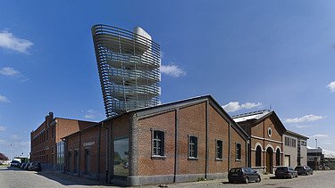 Photo du musée Red Star Line, dont la tour d'observation ressemble à la cheminée d'un bateau de croisière.