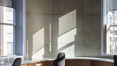 Photo d'une salle de lecture des archives de la ville de Saint-Nicolas.