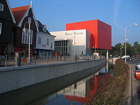Foto van een straat in het Factory Outlet Center Rosada in Roosendaal: een modern winkelcomplex.