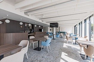 Foto van de cafetaria van het nieuwe WZC Kimpenhof Oudsbergen