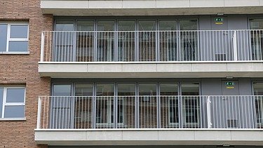 Photo de la façade d'une des tours Venezuela, tours de logements sociaux à Anvers-Luchtbal.