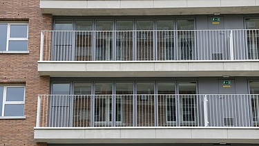 Photo of the facade of one of the Venezuela towers, social housing towers in Antwerp-Luchtbal.