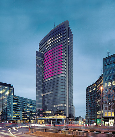Foto van de gerenoveerde Madou-toren in Brussel.