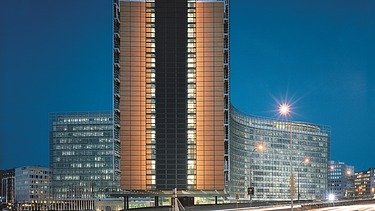 Prise de vue nocturne avec effet de flou de mouvement du bâtiment Berlaymont à Bruxelles.