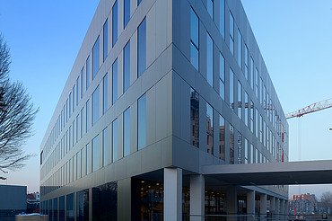 Photo de l'angle vif du bâtiment de l'école Syntra à Anvers-Berchem.