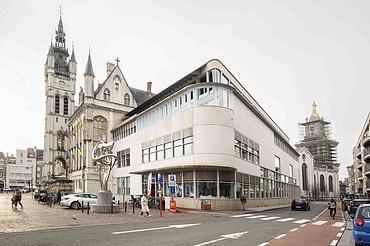 Foto van het Stadsarchief in Sint-Niklaas, met links ervan het historische stadhuis.