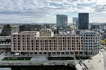 Foto van Cadix A5, een grootschalig wooncomplex aan de Kattendijkdok in Antwerpen.