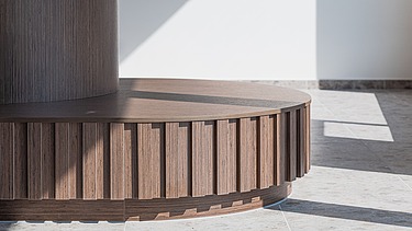 Foto van een detail van een houten bank in het nieuwe WZC Kimpenhof Oudsbergen