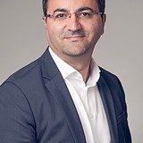 Profielfoto van Samir Ljaic, Administratief en Financieel Directeur N.V. STRABAG Belgium S.A. Regio Noord/Oost. De foto werd genomen in een studio setting.