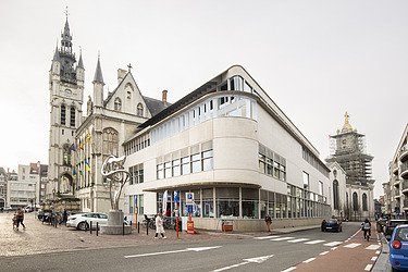 Het nieuwe stadsarchief en stadswinkel van de stad Sint-Niklaas, dat tegen het oude stadhuis van Sint-Niklaas is aangebouwd.