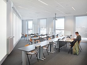 Photo d'une salle de classe dans le bâtiment de l'école Syntra à Anvers-Berchem.