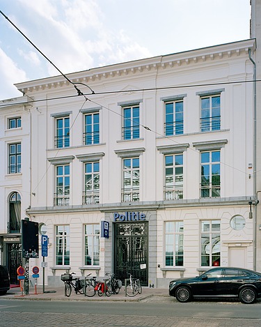 Foto van de gerestaureerde façade van het nieuwe Regiokantoor voor Politie Antwerpen aan de Lange Gasthuisstraat in Antwerpen. 