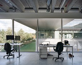 Photo d'un espace de bureau à Mo-Thor au Thor Park Genk, un bâtiment multifonctionnel composé d'un atelier de production, de laboratoires, de salles d'essai et d'espaces de bureau.