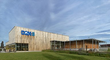 Foto van de buitenzijde van het intergemeentelijk zwembad Dok 3 in Aartselaar.