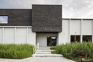 Foto van de voorgevel van de vernieuwde GBS Evergem, Gemeentelijke Basisschool Evergem.