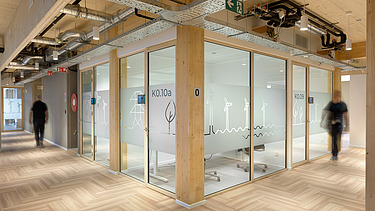 Interieurfoto in het kantoorgebouw van het nieuwe service center voor Elia in Kruisem.