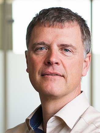 Profielfoto van Peter Tropper, Algemeen Administratief en Financieel Directeur N.V. STRABAG Belgium S.A. De foto werd gemaakt in een kantooromgeving.
