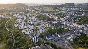 Dronefoto van residentie Luc & Lena in Belvaux, Luxemburg.