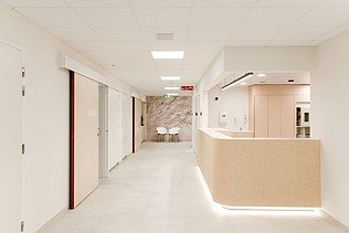 Photo of the reception in the renovated maternity ward at Sint-Franciscus Hospital in Heusden-Zolder.