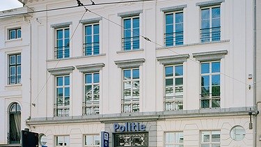 Foto van de gerestaureerde façade van het nieuwe Regiokantoor voor Politie Antwerpen aan de Lange Gasthuisstraat in Antwerpen. 