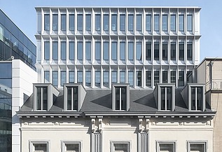 Foto van de gerestaureerde façade met daarachter het nieuwe kantoorgebouw van Landesvertretung Baden-Württemberg in Brussel.