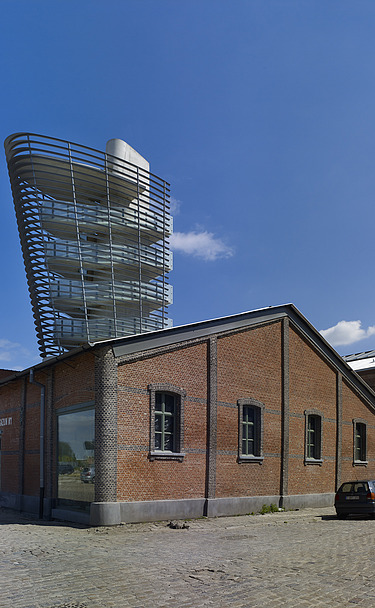 Foto van het Red Star Line Museum met de opvallende uitkijktoren die lijkt op de schouw van een cruiseschip.
