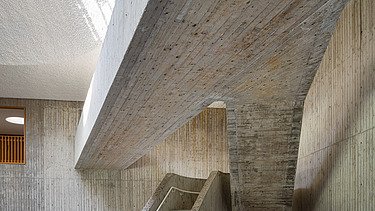 Foto van de architecturaal vormgegeven trap in zichtbeton in het Leietheater in Deinze.