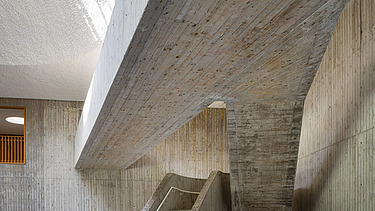 Photo of the architecturally designed staircase in exposed concrete at the Leietheater in Deinze.