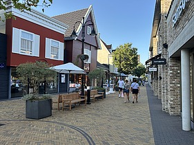 Foto van een straat in het Factory Outlet Center Rosada in Roosendaal: een modern winkelcomplex.