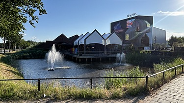 Foto van een straat in het Factory Outlet Center Rosada in Roosendaal: een modern winkelcomplex.